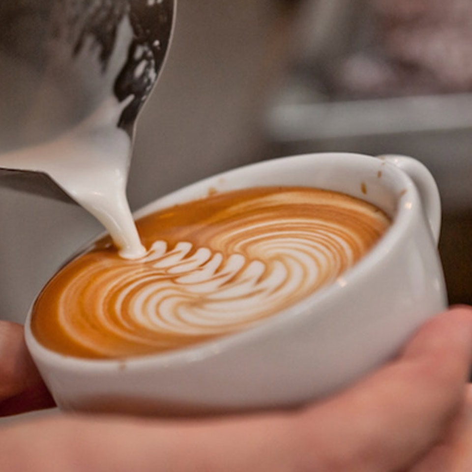 Tips para realizar arte latte con tu cafetera manual